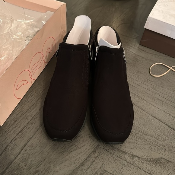 Easy Spirit Women's TShuffle Ankle Bootie - Picture 4 of 7